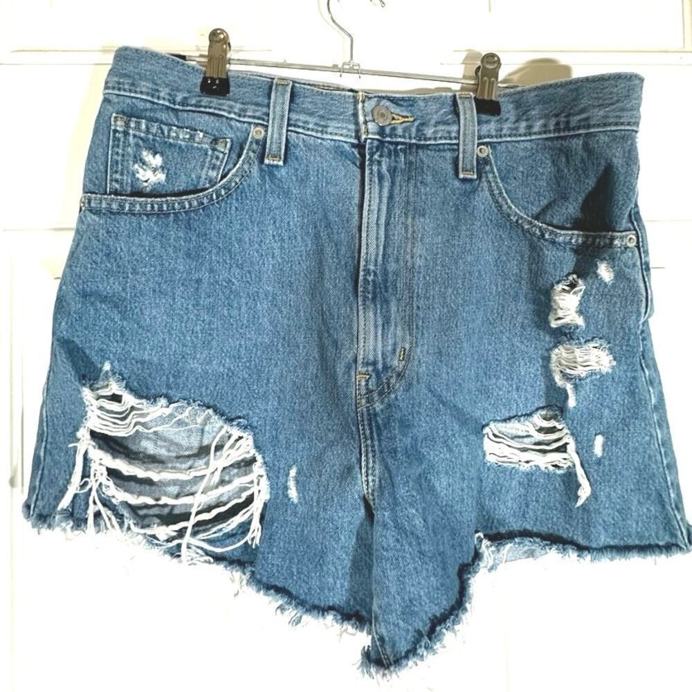 Levi's® Women's High-Rise Mom Jean Shorts Let It Be Fun Distressed Cutoff Sz 30 - Picture 3 of 7
